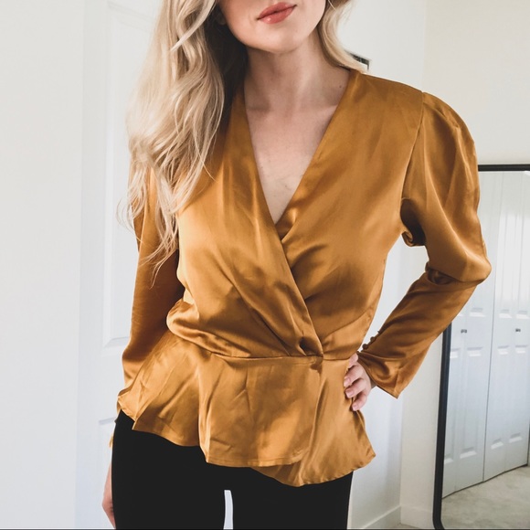 Tops - $5!! NEW Women’s Gold Peplum Blouse